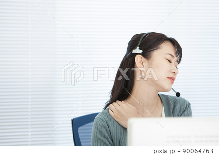 インカムを着けた女性 90064763