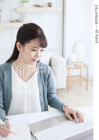自宅でパソコンを操作する女性 90064793