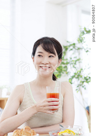 朝食を食べる女性 90064807