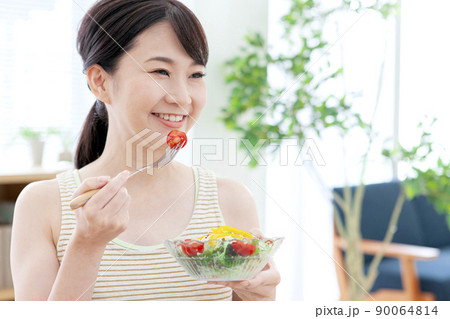 野菜サラダを食べる女性 90064814