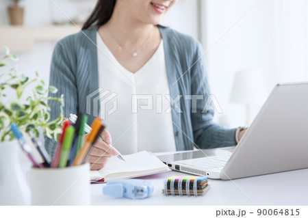 自宅でパソコンを操作する女性 自宅でパソコンを操作する女性 90064815