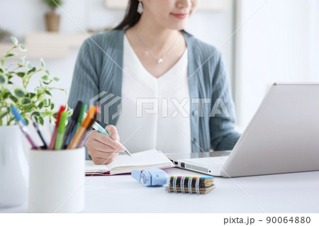 自宅でパソコンを操作する女性 90064880