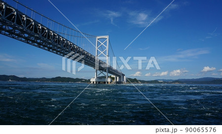 鳴門海峡、大鳴門橋【日本・徳島】 90065576