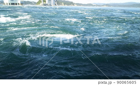 鳴門海峡の渦潮【日本・徳島】 90065605