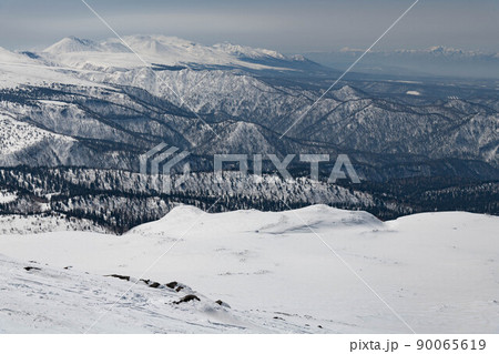 春を待つ十勝連峰と夕張山地 90065619