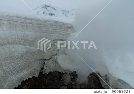 噴気孔と大雪山旭岳 90065623
