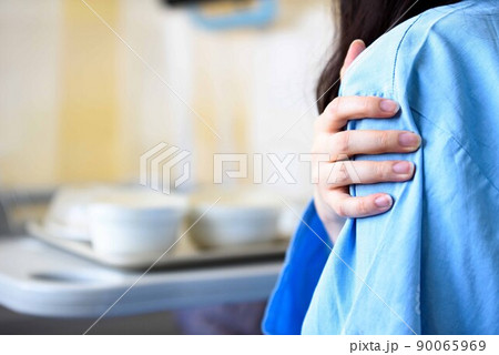 患者 入院 腕 90065969