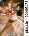 ケーキを持つ女性の手元 90066175