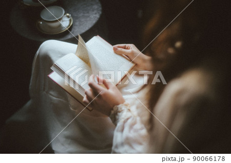 紅茶を飲みながら読書をするドレスを着た女性 紅茶を飲みながら読書をするドレスを着た女性 90066178