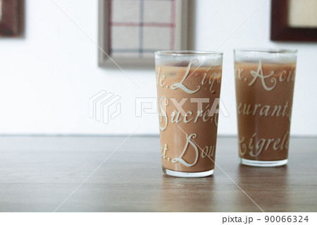 アイスカフェラテでコーヒータイム アイスカフェラテでコーヒータイム 90066324