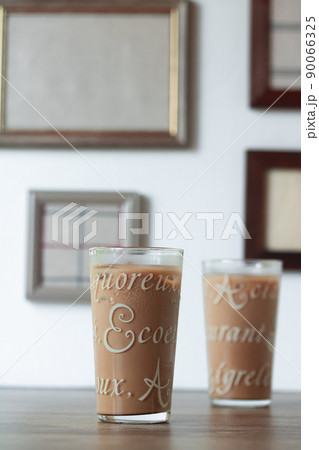 アイスカフェラテでコーヒータイム アイスカフェラテでコーヒータイム 90066325
