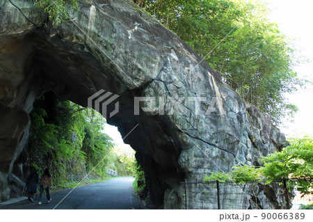 春の昇仙峡 岩のトンネル|ヒビが入り崩れ落ちそうな岩肌にゾクゾクしました 春の昇仙峡 岩のトンネル|ヒビが入り崩れ落ちそうな岩肌にゾクゾクしました 90066389