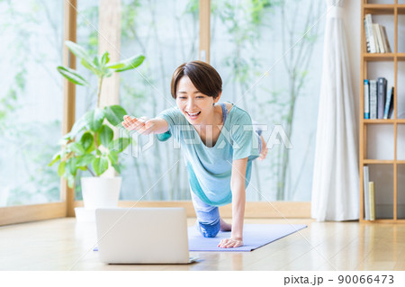 自宅でオンラインヨガをするミドルの女性 90066473