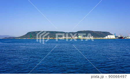 高松港のサンポート高松地区から屋島を一望 高松港のサンポート高松地区から屋島を一望 90066497