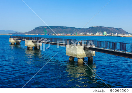 高松港のサンポート高松地区から屋島を一望 高松港のサンポート高松地区から屋島を一望 90066500