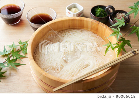 桶に盛られたそうめん 桶に盛られたそうめん 90066618