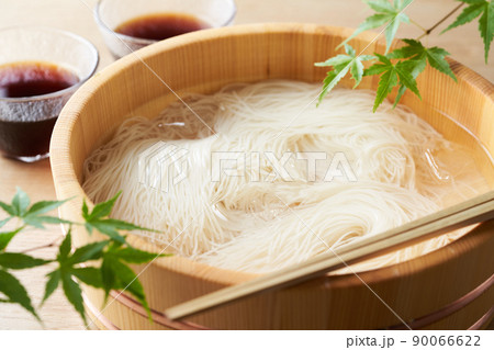 桶に盛られたそうめん 90066622