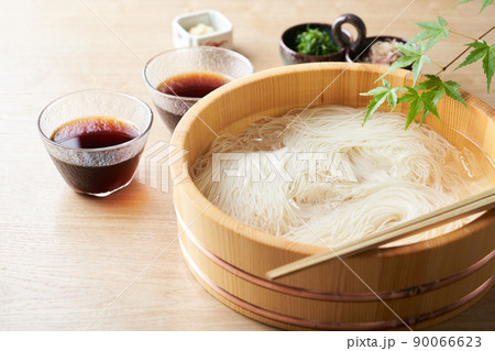 桶に盛られたそうめん 90066623