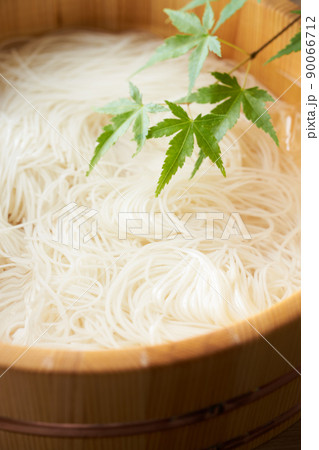 桶に盛られたそうめん 90066712