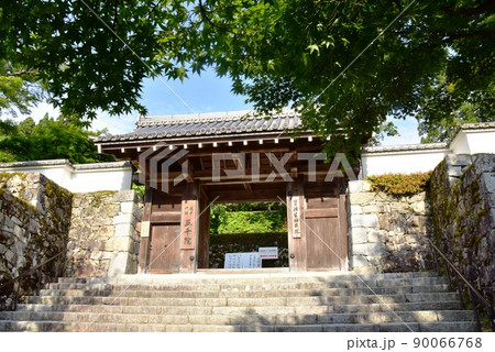 京都市　大原三千院御殿門と新緑 90066768