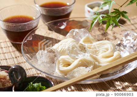 ガラスの器に盛り付けたそうめん 90066903