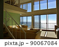 海辺に建つ家のリビングからの眺め 90067084