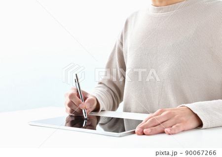 タブレットに記名する女性の手元 タブレットに記名する女性の手元 90067266