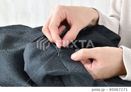 刺繍を行う女性の手元 90067271