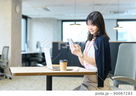 オフィスの若い女性 テレワーク オンライン会議 ビデオ会議 テレビ会議 ウェブ会議 オフィスの若い女性 テレワーク オンライン会議 ビデオ会議 テレビ会議 ウェブ会議 90067283