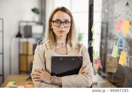Lady marketer posing with crossed arms at business center 90067285
