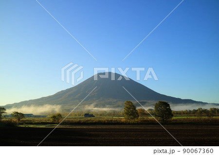 倶知安町 朝もやと羊蹄山 倶知安町 朝もやと羊蹄山 90067360