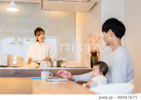 赤ちゃんと一緒にパソコンを使うパパ 赤ちゃんと一緒にパソコンを使うパパ 90067675