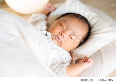 夜 両腕をあげて眠る赤ちゃん バンザイ寝 夜 両腕をあげて眠る赤ちゃん バンザイ寝 90067705