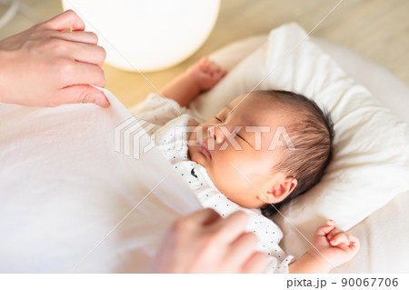 夜 寝かしつけ 赤ちゃん 夜 寝かしつけ 赤ちゃん 90067706