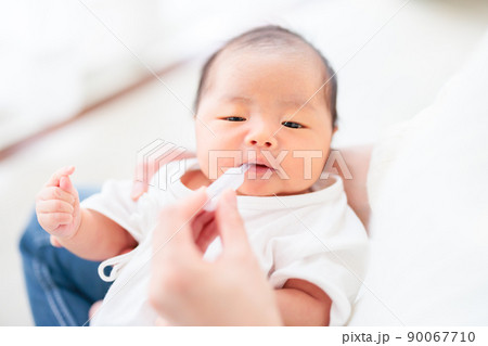 スポイトでシロップ薬を飲む赤ちゃん　ビタミンK製剤　新生児の出血性疾患予防 90067710