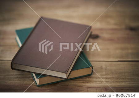 古い机に置かれた茶色い表紙の本 古い机に置かれた茶色い表紙の本 90067914