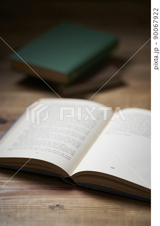デスク上の読みかけの洋書 90067922