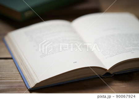 デスク上の読みかけの洋書 デスク上の読みかけの洋書 90067924