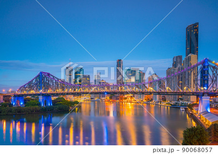 Brisbane city skyline and Brisbane river at twilight 90068057