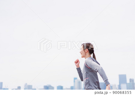 トレーニングをする若い女性 トレーニングをする若い女性 90068355