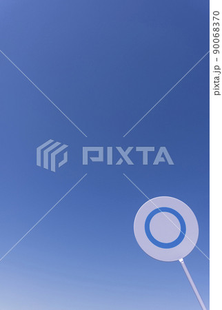 マル印のプレートと青空 90068370