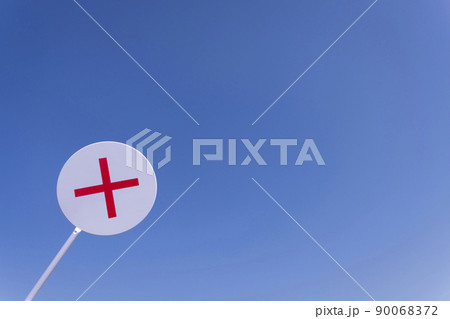 バツ印のプレートと青空 90068372