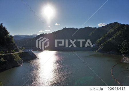 奈良俣ダムのならまた湖と太陽 奈良俣ダムのならまた湖と太陽 90068415