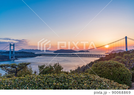 (岡山県)瀬戸内の海・瀬戸大橋 夕景 (岡山県)瀬戸内の海・瀬戸大橋 夕景 90068869
