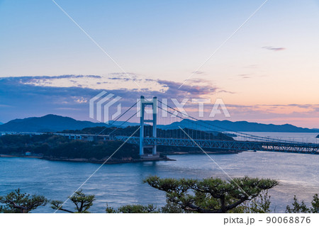 (岡山県)瀬戸内の海・瀬戸大橋 夕景 (岡山県)瀬戸内の海・瀬戸大橋 夕景 90068876