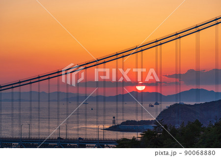 （岡山県）瀬戸内の海・瀬戸大橋　夕景 90068880