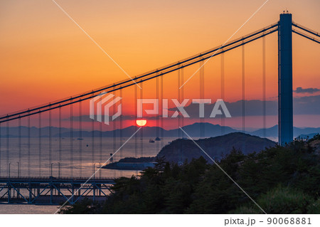 （岡山県）瀬戸内の海・瀬戸大橋　夕景 90068881