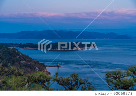 (岡山県)鷲羽山展望台から望む瀬戸内海 夕景 (岡山県)鷲羽山展望台から望む瀬戸内海 夕景 90069273