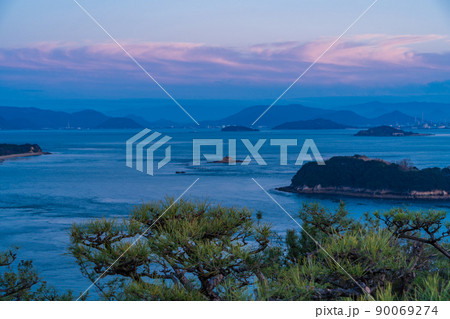 (岡山県)鷲羽山展望台から望む瀬戸内海 夕景 (岡山県)鷲羽山展望台から望む瀬戸内海 夕景 90069274