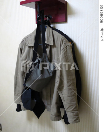 ビジネスホテルにある衣類掛けとハンガーに衣服やバッグを掛けた状態 ビジネスホテルにある衣類掛けとハンガーに衣服やバッグを掛けた状態 90069336